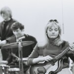 Tages
Fån Popsan Doris Svensson och Erle Morgan vid trummorna och skymtar Ola Stöm 1965
Foto Hans Sidén | Copyright Henrik Hagberg | Tages.nu