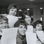 Tages
Sitter glada med arbetstillstånd för England. Göran, Anders, Tommy Blom, Danne och Lasse Svensson