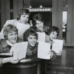 Tages
Sitter glada med arbetstillstånd för England. Göran, Anders Töpel, Tommy, Danne och Lasse Svensson