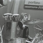 Tages
Tommy Tausis bakom trummorna på popgalan på MFF stadion i Malmö 1966
Foto Hans Sidén | copyright Henrik Hagberg