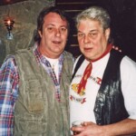 Tages
Det är många namn och bilder som skall paras ihop, ibland lite rörigt, ursäkta för detta.
Här Tommy Blom tillsammans med DJ... Det är William Freestyle. Foto: Foto Bernt Ridderström | Copyright Henrik Hagberg