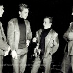 Tages 25-02-2018
Detta är ett riktigt unikt foto med bla Lellen och Frostis!
-Lellen var en av stöttepelarna till Tages när de startade sin karriär med bland anat Västkust Beatles, där Lellen fanns med.
- Kommer du ihåg?
Lite gamla härliga bilder från 60 talet
Lennart Roger Jan-Åke Claes (Apaches ) 3v Finland
Fotograf Hans Chriss Hörberg © Henrik Hagberg