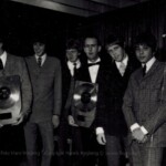 Tages 11-03-2018
Några till foton från Guld Galan, för att senare visa er nya foton från en "ny Fotograf" med underbara foton från Stockholm. Så lite Guld Gala och kanske något från Danmark, och sedan.....
På bilden alla Tagarna tillsammans med Ewert Jakobsson Platina Skivbolag 17-01-1966
Foto Hans Chriss Hörberg | Copyright Henrik Hagberg