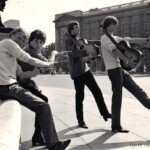 Tages
Önskar er alla en riktigt God Jul
Här med fyra glada gossar i London efter segern i Västkustens Beatles 1964 på Liseberg.
Hälsningar Henrik.Hagberg