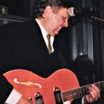 Tages
Här följer separata bilder från Tages spelning i Stockholm med Bernt Ridderström som DJ på ett 60 års kalas 30-1-2004.
Danne Bexér ser ut att njuta av gigget...eller svårt?
Foto Bernt Ridderström | Copyright Henrik Hagberg