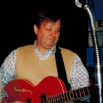 Tages Fler bilder från Bernt Ridderström.
Här Danne Larsson (Bexér) lite avspänt antagligen vid repning.
Foton från Tages spelning i Stockholm med Bernt Ridderström som DJ på ett 60 års kalas 30-1-2004.
Foto Bernt Ridderström | Copyright Henrik Hagberg