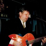 Tages
Lite senare med nya kläder blev det så här
Här Danne Larsson (Bexér) lite avspänt antagligen vid repning.
Foton från Tages spelning i Stockholm med Bernt Ridderström som DJ på ett 60 års kalas 30-1-2004.
Foto Bernt Ridderström | Copyright Henrik Hagberg