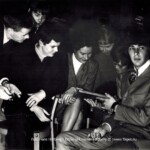 Tages 8-03-2018
Detta är en riktigt spännande bild med många kända och okända ansikten! Tommy Blom med Mor Britta Blom, Gert Lengstrand...från Guld Galan 17 Januari 1966.
* Namnge alla på fotot och du får se en trailer på Tages framträdande på Stärnscenen Liseberg som fick avbrytas på grund av publikanstormning skicka namnen till info@tages.nu
Foto Hans Chriss Hörberg | Copyright Henrik Hagberg