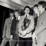 Tages 2-03-2018
Godmorgon, återigen till en härlig kall och solig morgon, och idag även Fredag på nytt..
- Från Guld Galan 1966, här alla Tagarna samlade på scen, och en stolt Freddie Skantze visar upp denna unika Guld Skiva som var Tages första men inte den sista.
Foto Hans Chriss Hörberg | Copyright Henrik Hagberg