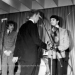 Tages 10-03-2018
God Lördagsmorgon på er!
Idag får några av de sista officiella bilderna från Tages Guld Gala, den 17 Januari 1966 på Rondo Liseberg.
På bild Danne Larsson, Ewert Jakobsson och Freddie Skantze, Anders lite dold.
Foto Hans Chriss Hörberg | Copyright Henrik Hagberg