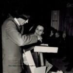 Tages 5-03-2018
Ok, tillbaka till Guld Galan. Var Du där?
Julafton har nyligen passerat, men detta är Större!
Tommy Blom packar upp sin Guld skiva, under mamma Brittas överseende. 17 Januari 1966.
Foto Hans Chriss Hörberg | Copyright Henrik Hagberg