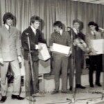 Tages 13-03-2018
Vi har några foton kvar från Guld Galan Tages första Guld skiva från den 17 Januari 1966, innan vi byter tema till Stockholmsfoton. På scen Tommy Blom Göran Lagerberg Danne Larsson Anders Töpel Freddie Skantze.
Foto Hans Chriss Hörberg | Copyright Henrik Hagberg.