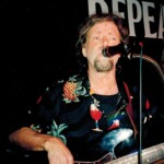 Tages
Här med en härlig bild på Goran Lagerberg
Foton från Tages spelning i Stockholm med Bernt Ridderström som DJ på ett 60 års kalas 30-1-2004.
Foto Bernt Ridderström | Copyright Henrik Hagberg