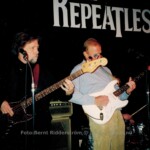 Tages
Här Goran Lagerberg och Anders Töpel, Lasse Svensson skymd av Anders.
Foton från Tages spelning i Stockholm med Bernt Ridderström som DJ på ett 60 års kalas 30-1-2004.
Foto Bernt Ridderström | Copyright Henrik Hagberg