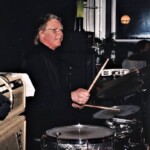 Tages
Här följer separata bilder från Tages spelning i Stockholm med Bernt Ridderström som DJ på ett 60 års kalas 30-1-2004. Lasse Svensson
Foto Bernt Ridderström | Copyright Henrik Hagberg