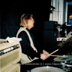 Tages
Lasse Svensson från samma spelning
Trevlig Helg önskar vi er alla!
Foton från Tages spelning i Stockholm med Bernt Ridderström som DJ på ett 60 års kalas 30-1-2004.
Foto Bernt Ridderström | Copyright Henrik Hagberg