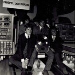 Tages 17-03-2018
Ett Jätte stort tack till Hans Chriss Hörberg
för att dela med sig av alla dess underbara bilder från Guld Galan den 17 Januari 1966, "samt den Dubbel 8 film" som vi har kvar att publicerat.
Här Anders, Danne, Göran, Tommy och Freddie bland flipperspelen på Liseberg.
Foto Hans Chriss Hörberg | Copyright Henrik Hagberg