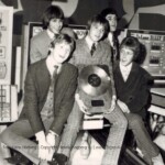 Tages 14-03-2018
17 Januari 1966 på Liseberg Rondo
En glad gäng unga killar med många framtidsplaner.
- Anders Töpel, Tommy Blom, Danne Larsson, Freddie Skantze och Göran Lagerberg
Foto Hans Chriss Hörberg | Copyright Henrik Hagberg | www.Tages.nu