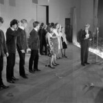 Tages 17-08-1964
GT:s värdinnor delade ut priserna i tävlingen om Västkustens Beatles. Prisceremonin leddes av tidningens chefredaktör Ferdinand Lärn i Konserthallen på Liseberg den 17 augusti 1964. På bilden ser vi, bakom GT-flickorna, även Jackpots som blev tvåa i tävlingen. Trea kom Spacemen. / citat Olle Olander
Foto från Kamerareportage © Tages.nu