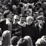 Tages
Vi söker "alltid" efter nya minnen och fotografier, har du något liggande?
Tages i London Speakers corner efter Västkusts Beatles, 1964 här Danne, Anders och Göran.
Alla utom Freddie Skantze finns med på bilden, ser ni honom?
Foto HT 1964 | copyright Henrik Hagberg