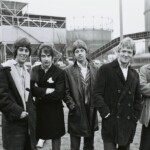 Tages Alltid lika snyggt klädda oavsett tillfälle, här 1967 Göteborg Lasse Svensson
Foto Hans Sidén | Copyright Henrik Hagberg | Tages.nu med Lasse Svensson och Goran Lagerberg.