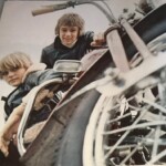 Tages
Tommy och Mai testar motorcykel 1969