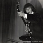 Tages
Idag den 13 Augusti 1964, var första deltävlingen i Västkustens Beatles på Liseberg. Bara 54 år sedan!
En minnesbild som jag vill dela idag är denna med GÖRAN LAGERBERG från dagarna efter slutsegern på Lorensbergs Cirkus Göteborg. Vi fortsätter bevaka tävlingen.....
Foto Hans Sidén | © Copyright Henrik Hagberg | Tages.nu