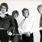 Tages är uppklädda i tvättäkta dalamundering inför tv-premiären av filmen ”Dalamania”. Fr v Anders Töpel, Göran Lagerberg, Tommy Blom, Lasse Svensson och Danne Larsson.