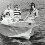 Tages
Semester ser det ut som... Kanske lite för liten båt, men allt går är Tages är i farten