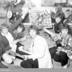 Popgrupperna Tages och Hep Stars målar tavlor på Liz Motell i Bredsand 1967.
Sundsvalls museum fotoarkiv.
Foto: Norrlandsbild/Bosse Emanuelsson.