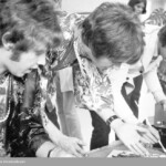 Popgrupperna Tages och Hep Stars målar tavlor på Liz Motell i Bredsand 1967.
Sundsvalls museum fotoarkiv.
Foto: Norrlandsbild/Bosse Emanuelsson. © Tages.nu