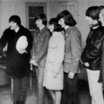 Tages TAGES PHOTO STORY | The last episode!
16. The police chief cries for joy when he thanks the successful crime-fighters. “Congratulations,” he proclaims. “What an achievement! For 30 years these crooks have been wanted by the FBI, Smersh, and Interpol!” / Hitamiに感謝
Hitami ni kansha