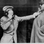 Tages TAGES PHOTO STORY
4. The next night Danne dresses up as a criminal. His disguise is perfect. At The Vulture Café he gets a frightened informer to talk. Then Danne calls the office: “The bandits are in a villa just outside of town!” /Hitamiに感謝
Hitami ni kansha