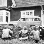 TAGES PHOTO STORY
5. Early in the morning the boys gather outside the incredibly luxurious bandit-villa, Eagle’s Nest. The kidnappers’ van is parked outside. Freddie whispers, “We have to use strategy to solve this mystery!” / Hitamiに感謝
Hitami ni kansha