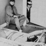 Tages TAGES PHOTO STORY
8. The one bandit believes that his accomplice called for a plumber, so he doesn’t suspect anything. Anders looks around for clues. Behind one door he comes upon a scene that makes his blood run cold. There’s the girl! Tied up, guarded! / Hitamiに感謝
Hitami ni kansha