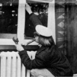 Tages TAGES PHOTO STORY
9. There’s not a moment to lose! The pretend plumber opens a window and signals to his friends! / Hitamiに感謝
Hitami ni kansha