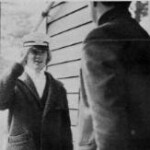 Tages TAGES PHOTO STORY
7. Just seconds later Anders has put on a fantastic disguise as a plumber and knocks on the crooks’ door. “Hello, I’m here to fix a leaky pipe,” he says to the surprised bandit and then steps inside. / Hitamiに感謝
Hitami ni kansha