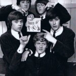 Tages
Det är den 21 november 1964 och Sveriges ungdom har samlats sig framför radioapparaterna för att lyssna på veckans Tio i topp-lista. Mitt bland all engelsk och amerikansk pop ”ljuder” plötsligt en svensk röst som upprepar orden ”Sleep Little Girl” till ett högst rudimentärt komp. Det var en av de första gångerna som ett svenskt popband på allvar lyckas slå ut sina utländska kollegor. Foto Hans Sidén | Copyright Henrik Hagberg | Tages.nu