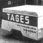 Tages
Fordon och släp. Parkerat utanför garaget i Änggården 1968