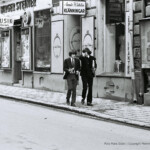 Tages
Freddie och Tommy kommer från Birger Steiners musikaffär och Freddie har köpt trumstockar och Tommy köpte X
Foto Hans Sidén | Copyright Henrik Hagberg |