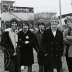 Tages Lasse Svensson, Anders Töpel, Danne Larsson,Tommy Blom och Göran Lagerberg i Göteborgs hamn 1967. Notera gamla gasklockan som nu är borta. Foto Hans Sidén | Copyright Henrik Hagberg | Tages.nu med Lasse Svensson och Göran Lagerberg.