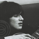 Tages 2-07-2019
God middag, God semester!
Tommy Blom i en avslappnad stund på Hotel Foresta i Stockholm 1965 med resterande bandmedlemmar och Hans Sidén.
Foto Hans Sidén | Copyright Henrik Hagberg | Tommy Blom Tages Foresta