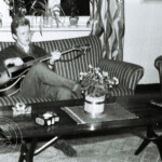 Anders Töpel Tages foto från Änggården 1963 Anders en trudelut på kvällskanten på Storängsgatan 10
Foto Lennart Lundin | Copyright Henrik Hagberg |