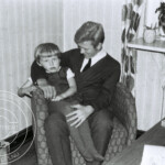 Anders Töpel Tages foto från Änggården 1963- Anders Töpel med lilla systern Eva i knät
Foto Lennart Lundin | Copyright Henrik Hagberg |