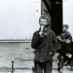 Anders Töpel Tages foto från Änggården 1963- Claes Håkansson, Anders med sin Gitarr på trappan i Änggården
Foto Lennart Lundin | Copyright Henrik Hagberg |