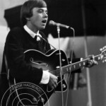 Tages
Dagens Hushåll Svenska Mässan 1964. Nyblivna Vinnare av Västkusten Beatles. Välkammade killar, Danne Larsson tycks gilla läget
Foto Lennart Lundin | Copyright Henrik Hagberg |