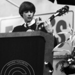 Dagens Hushåll Svenska Mässan 1964. Nyblivna Vinnare av Västkusten Beatles. Tommy Blom lite skymd och konsentrerad
Foto Lennart Lundin | Copyright Henrik Hagberg |