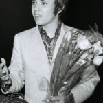 Danmarks spelningar Tivoli, Teen Vlub, Aahus med flera. Köpenhamn älskade Tages som återkom ofta under åren 1967-1969. Danne Larsson med en bukett blommor på Teen Vlub