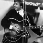 Tages
Danne Larsson. Dagens Hushåll Svenska Mässan 1964. Nyblivna Vinnare av Västkusten Beatles. Danne tycks gilla läget
Framträdande på Dagens Hushåll Svenska Mässan Göteborg efter Västkustens Beatles den 13 September 1964
Foto Lennart Lundin | Copyright Henrik Hagberg |