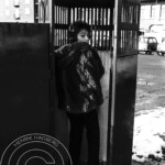 popgruppen Tages i Stockholm fotograferade av Bengt af Geijerstam. Tommy Blom testar öppen toa.